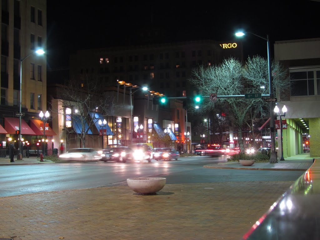 Nighttime in downtown Lincoln, Nebraska, at the intersection of O St. (U.S. Route 34) and 11th St., viewing east-north-easterly., Линкольн