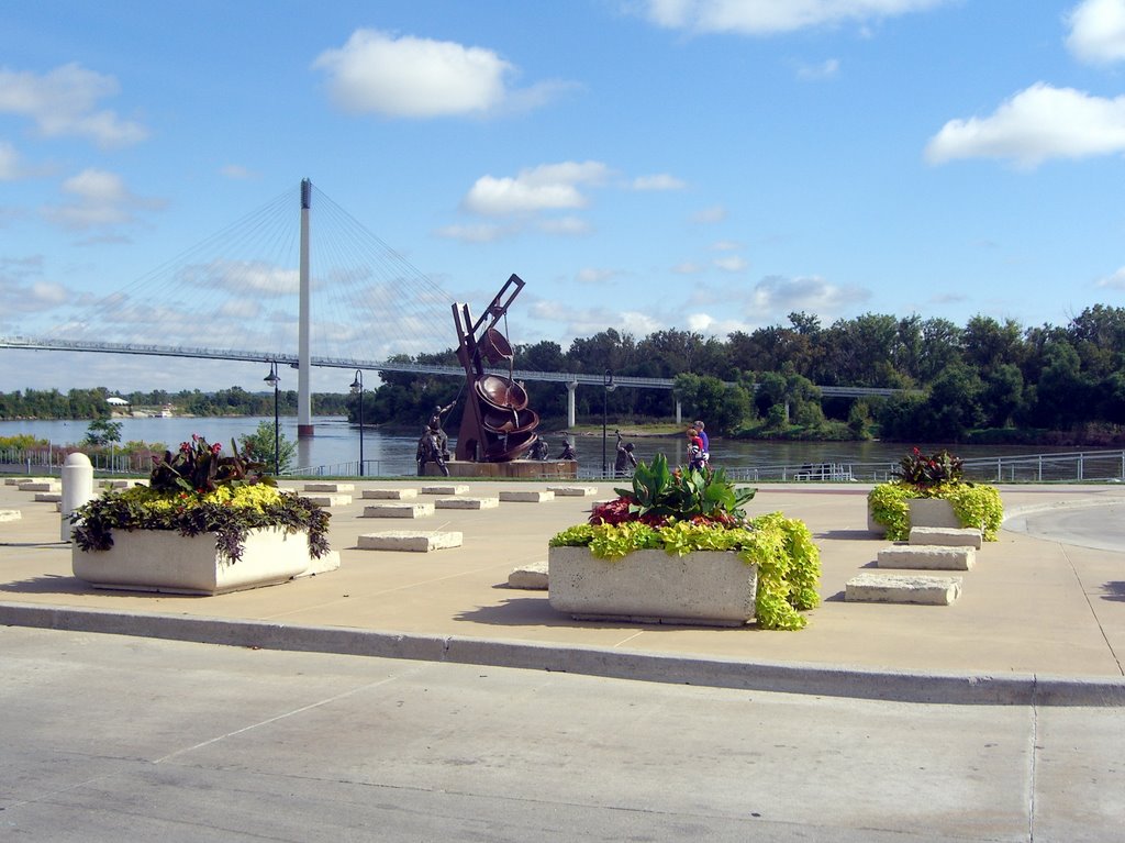 Bob Kerrey Bridge & Labor Statues, Омаха