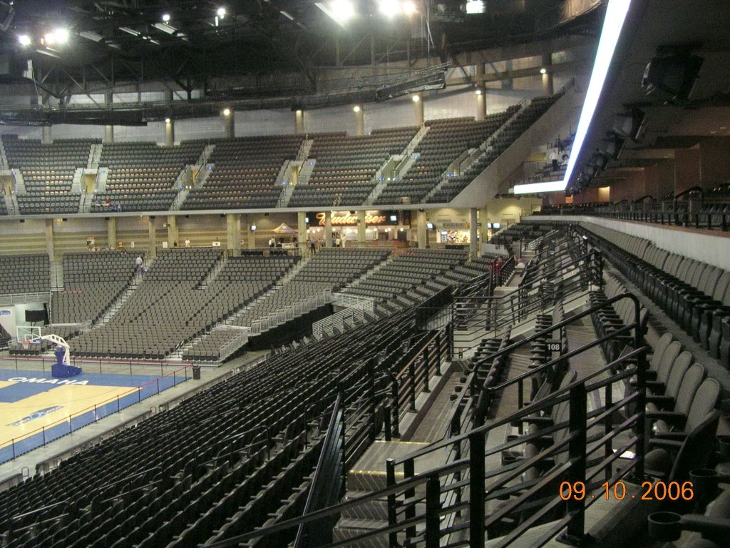 Inside CenturyLink Center Omaha (known as Qwest Center Omaha at the time of this Photo), Downtown Omaha Nebraska - You Can See the New Seats which had just added to the North end Upper Deck in 2006, Омаха