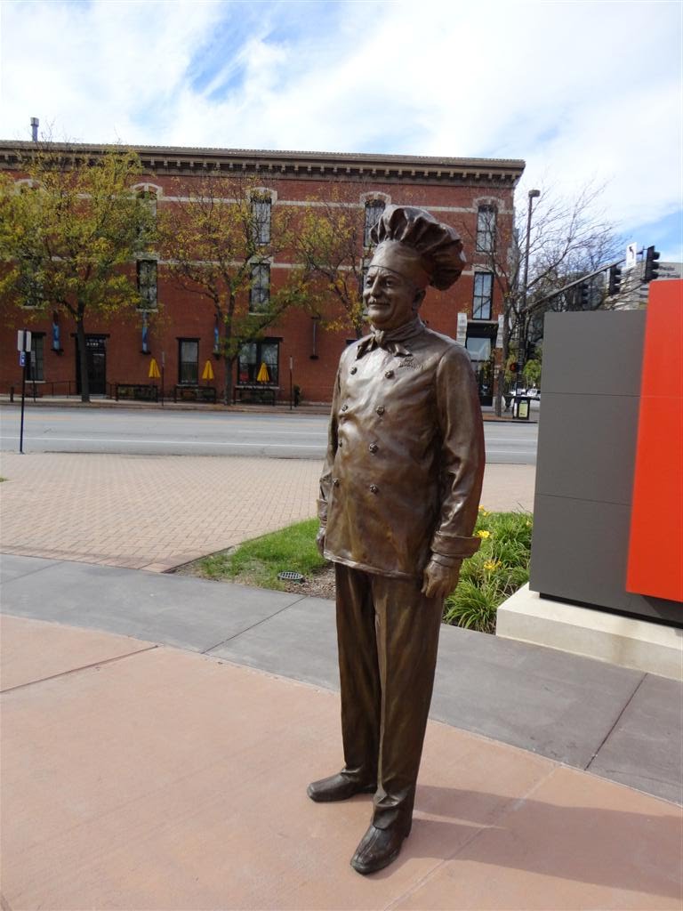 Chef Boyardee statue, ConAgra Foods, Omaha, NE, Омаха
