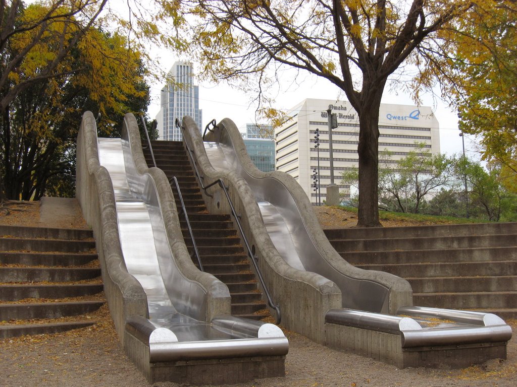 Downtown Omaha -- Slides at Gene Leahy Mall -- Notice FNB Tower in background, Омаха