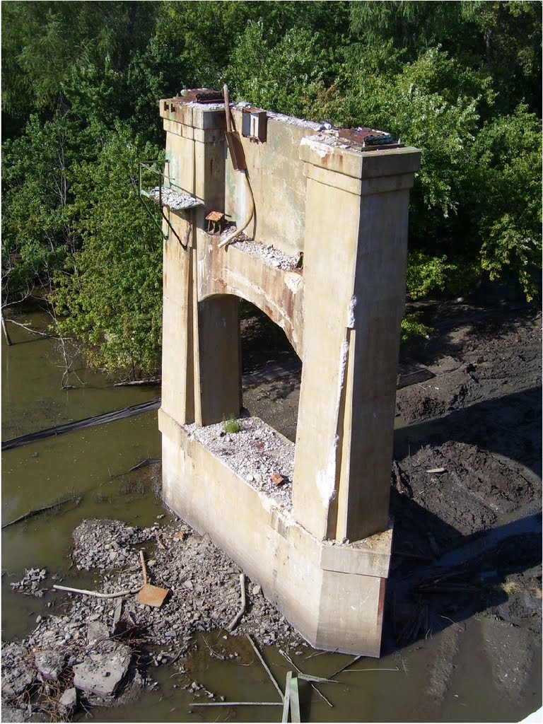Remnant of Old Veterans Memorial Bridge, Папиллион