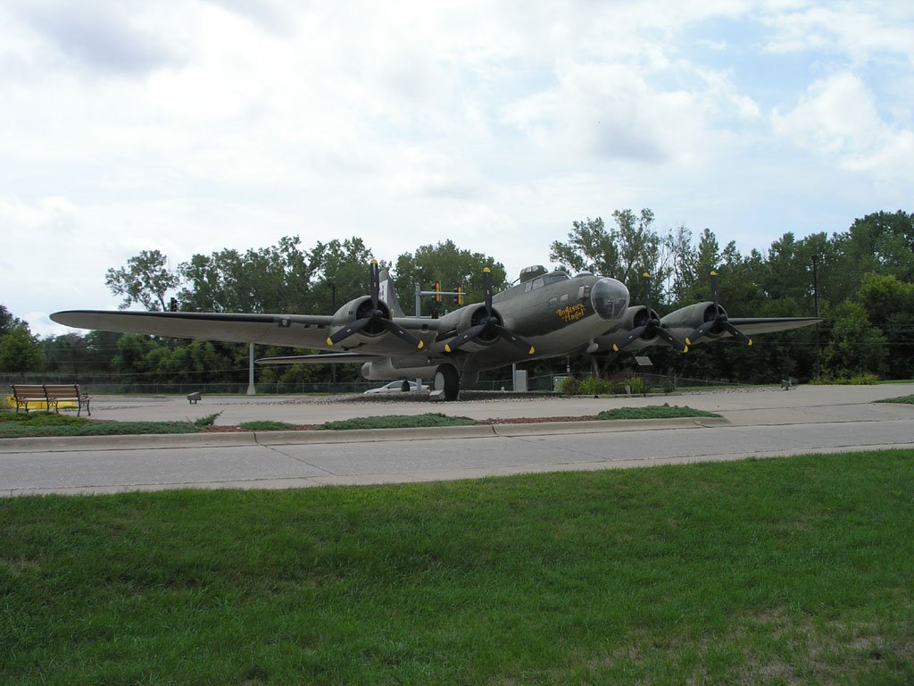 B-17 Bomber, Папиллион