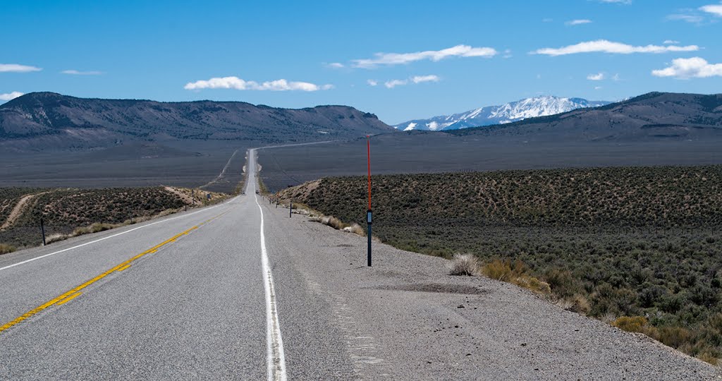U.S. Highway 50 toward Mt. Airy Mesa (left) and the distant Toiyabe Range, Ловелок