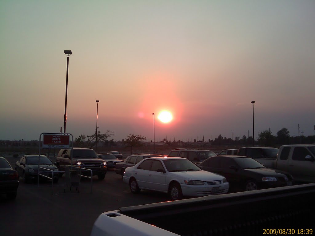 Sunset with SoCal wildfire smoke in North Las Vegas, Норт-Лас-Вегас