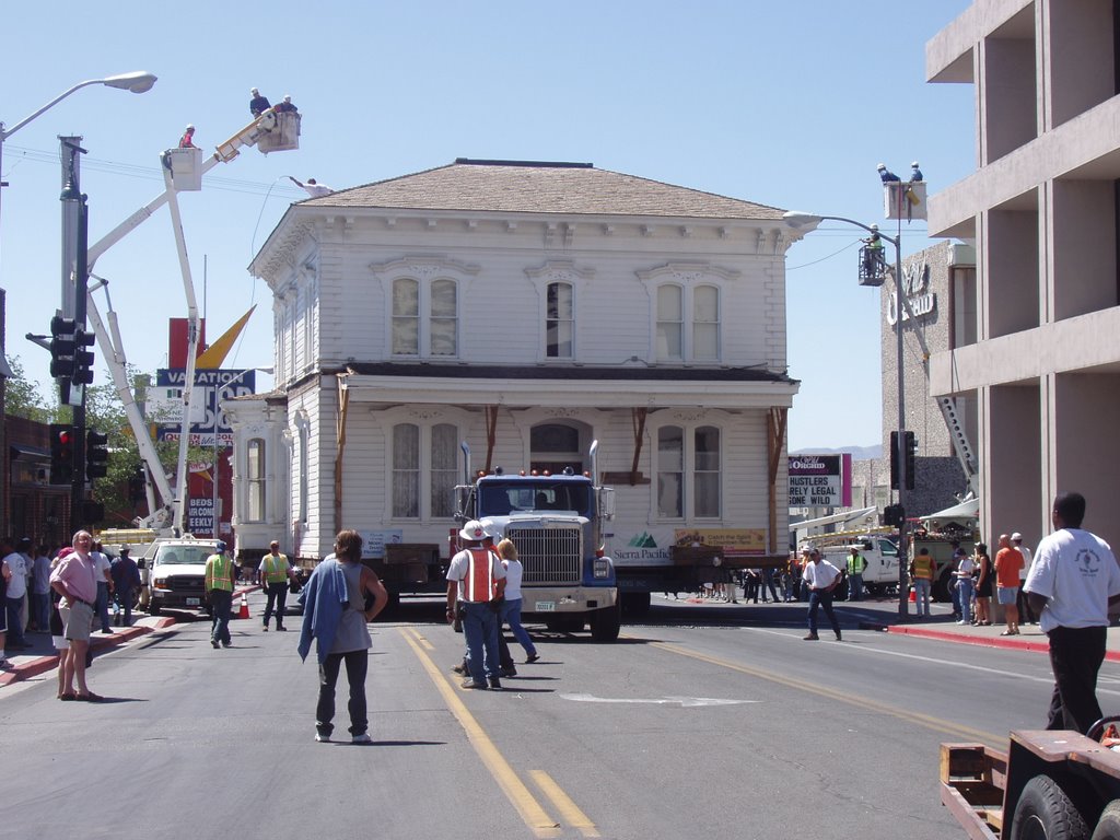 The Lake Mansion house moving 11 July 2004, Рино