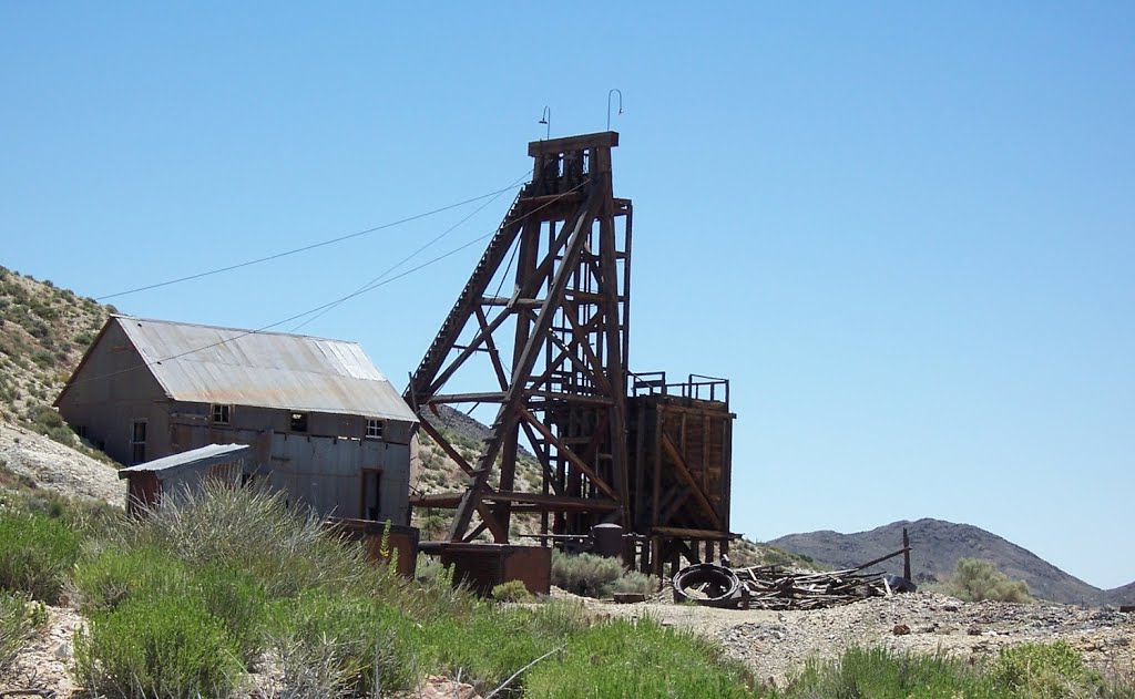 Looking east to the Desert Queen Mine headframe above Tonopah, Nye Co., NV, USA, Тонопа
