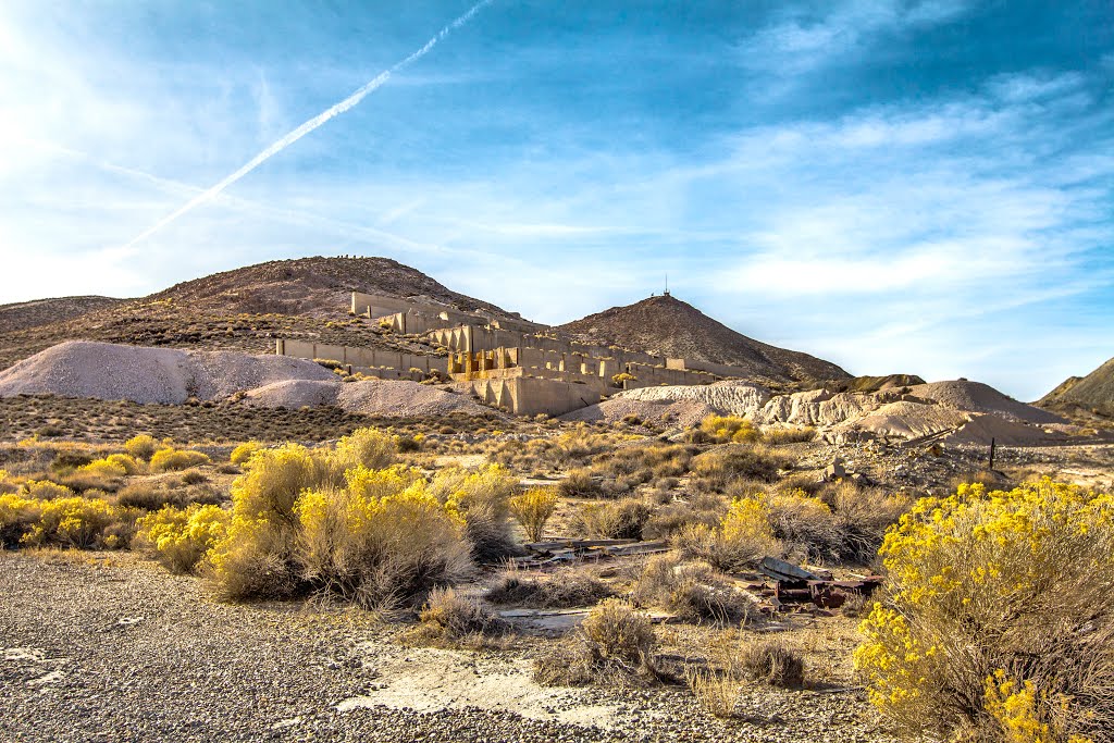 Viewing west-north-westerly, off the side of Mountain Loop Rd., near its intersection with Ketten Rd., at the ruins of an old mining operation at the base of Rushtan Hill, with Mt. Oddie to the right. Tonopah, Nevada, Тонопа