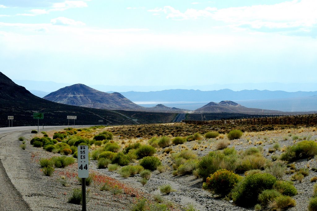 Headed to Beatty Nv. Southbound on US 95.  If you are riding a motorcycle dont think about staying at the Motel 6., Тонопа