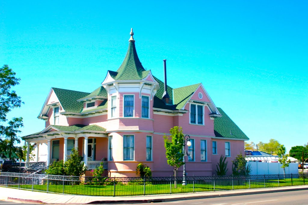 Big Pink House (Douglas Mansion?) in Fallon, Nevada, Фаллон