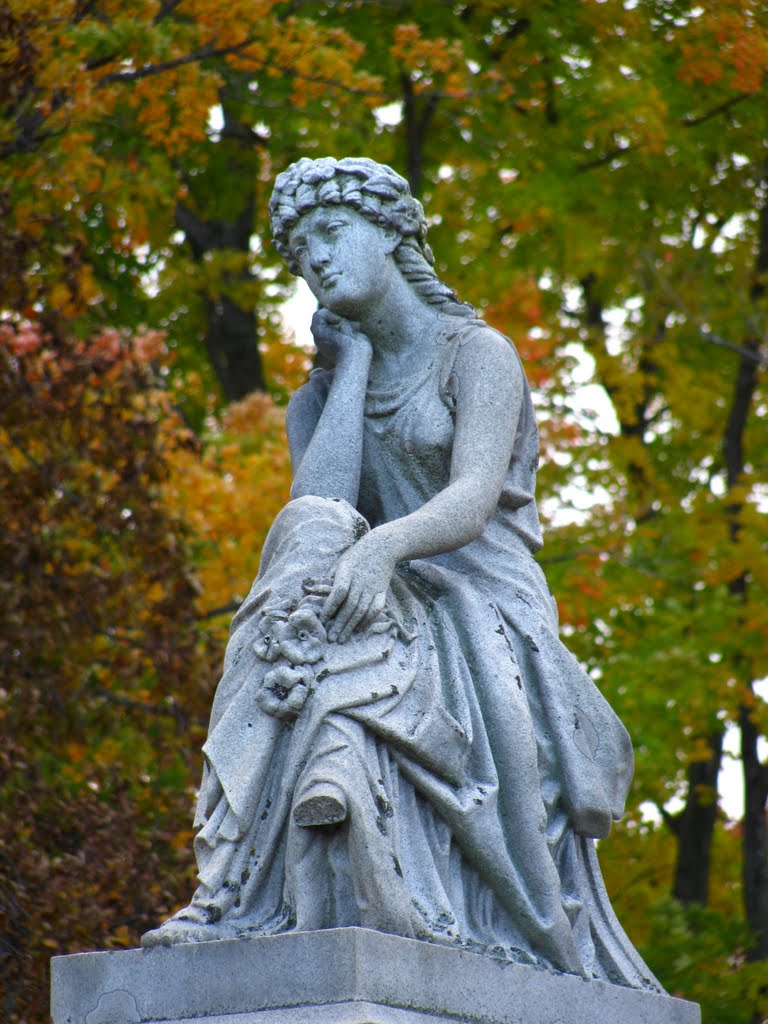 Sitting stone Lady in fall, Конкорд