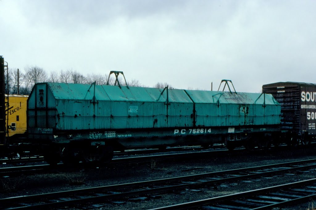 Conrail, Ex Penn Central Railroad, Cushion Coil Car No. 752614 at Concord, NH, Конкорд
