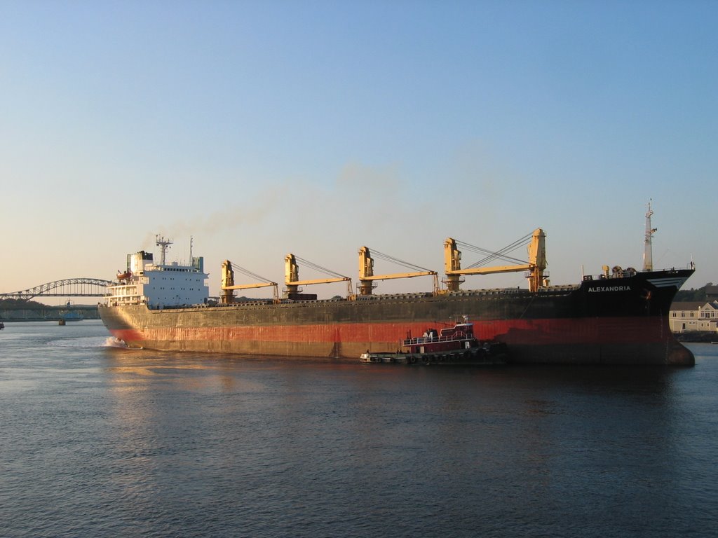 Freighter leaving port, Портсмоут