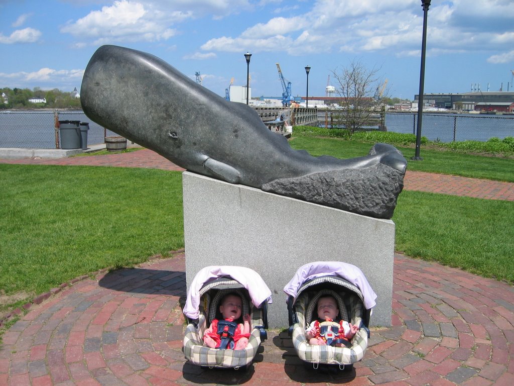 Abby and Zoë in front of Whale at Prescott Park, Портсмоут