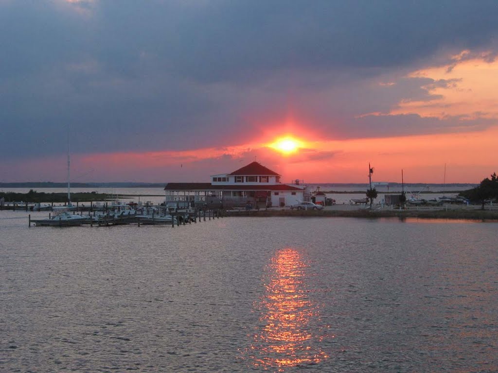 Sunset over Lavallette Yacht Club and Barnegat Bay, Бруклаун
