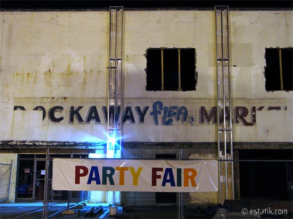 Old Rockaway Flea Market sign, Виктори-Гарденс
