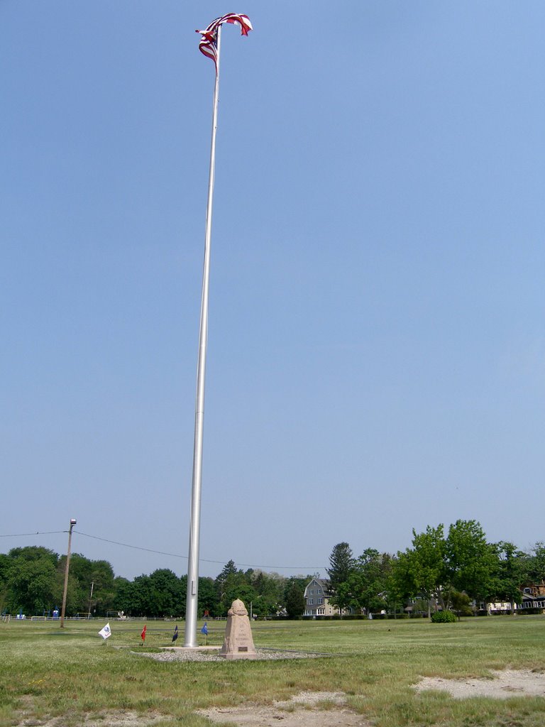 Monument with very tall flag, Гилфорд-Парк