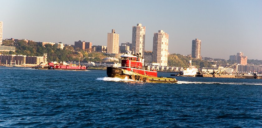 Tug on the Hudson, West New York, NJ behind, Гуттенберг