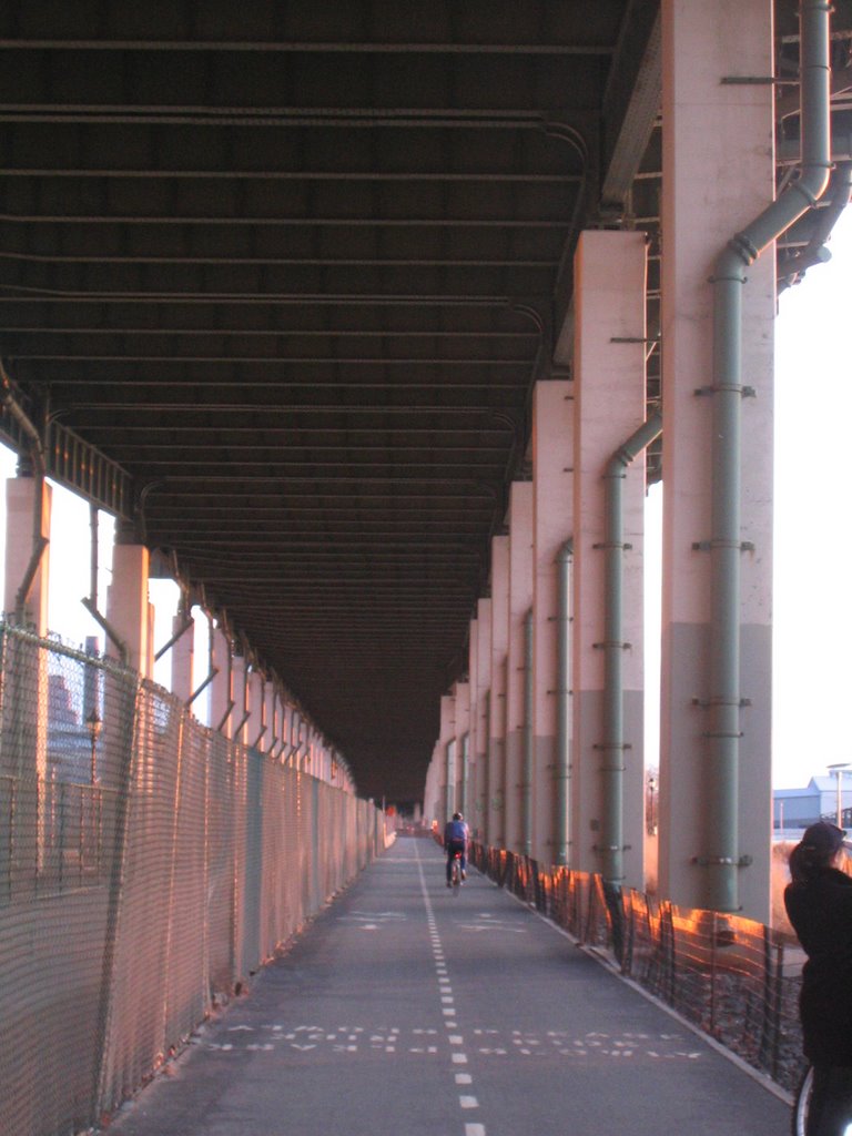 Bicycle road under West Side Hwy, Гуттенберг