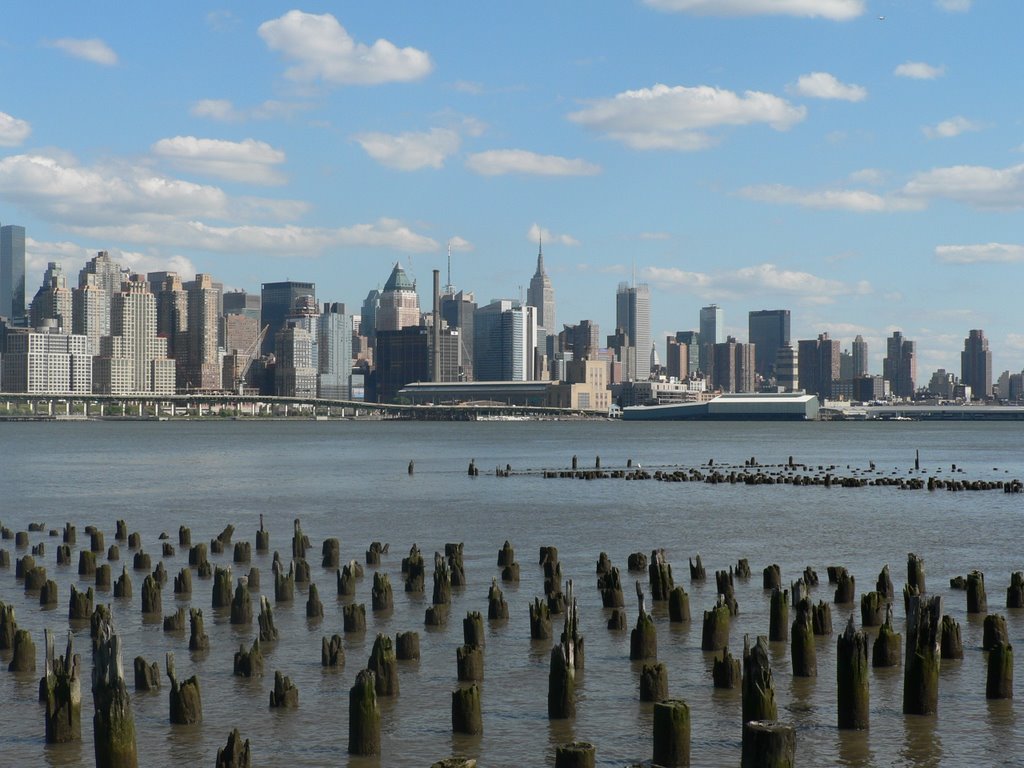 Old pilings, New York Skyline, Гуттенберг