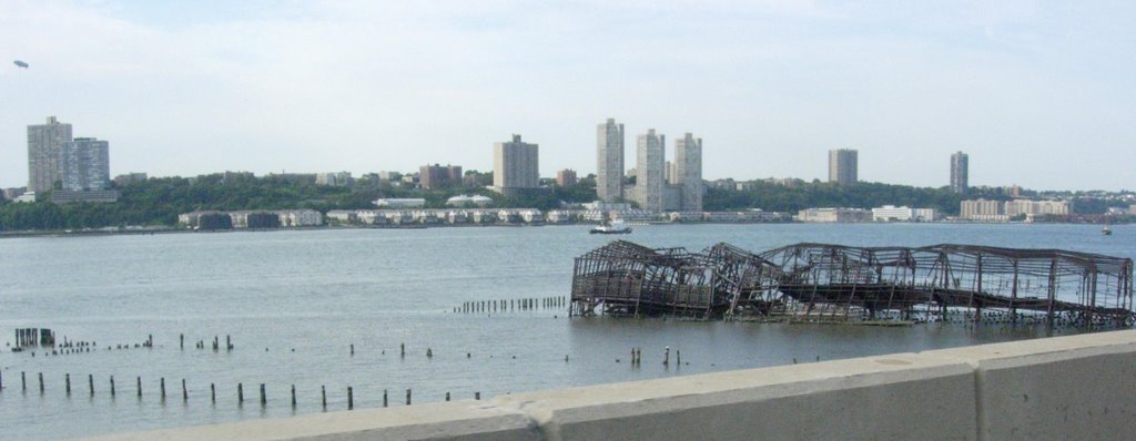 old melted pier (thats New Jersey across the water), Гуттенберг