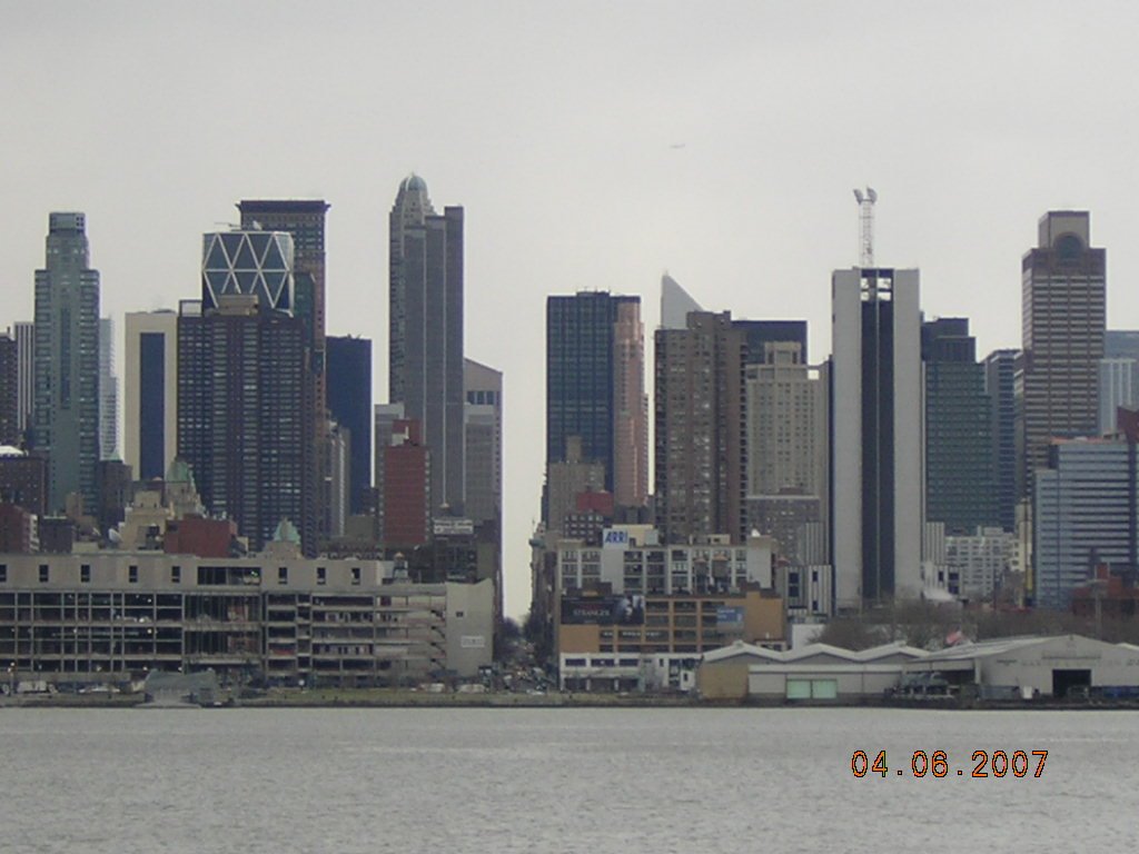Looking Straight At 53rd Street in NYC (From Port Imperial Ferry Terminals Parking Lot 4-6-2007), Гуттенберг