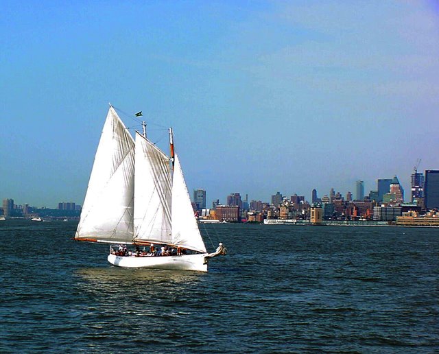 Sailboat on the Hudson River, Джерси-Сити