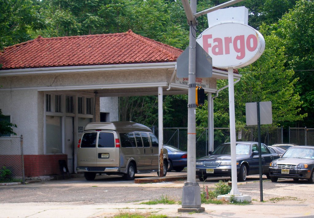 The old Fargo gas station, Лейквуд