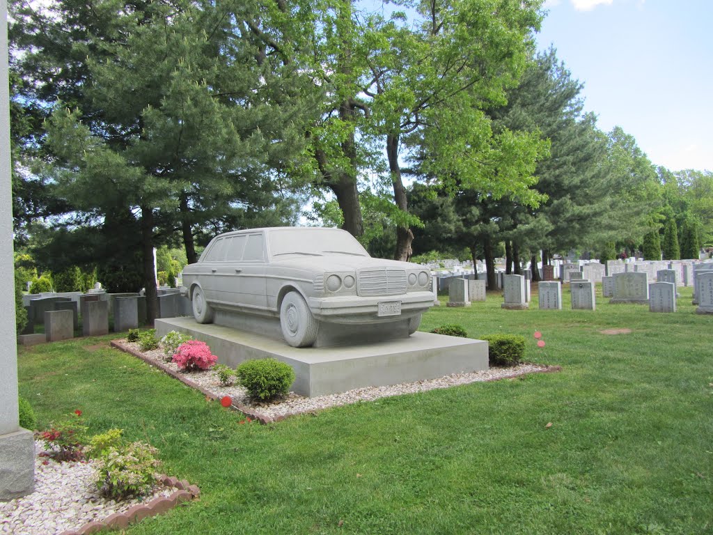 Mercedes Benz Tombstone, Линден