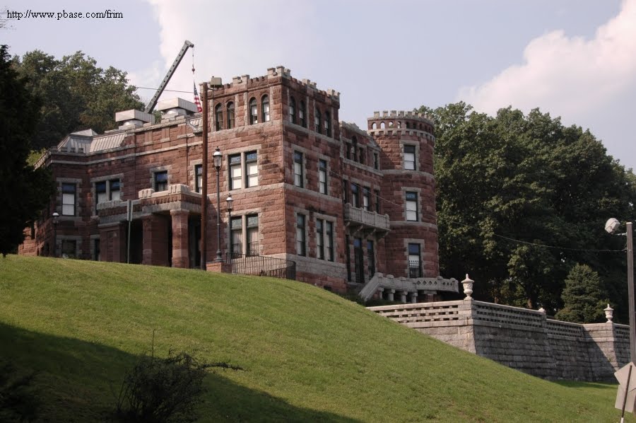 Lambert Castle. Built in 1892 by Catholina Lambert, a captain of the Silk industry in Paterson, NJ. The Castle is now a museum owned by the Passaic County Parks Dept., Патерсон