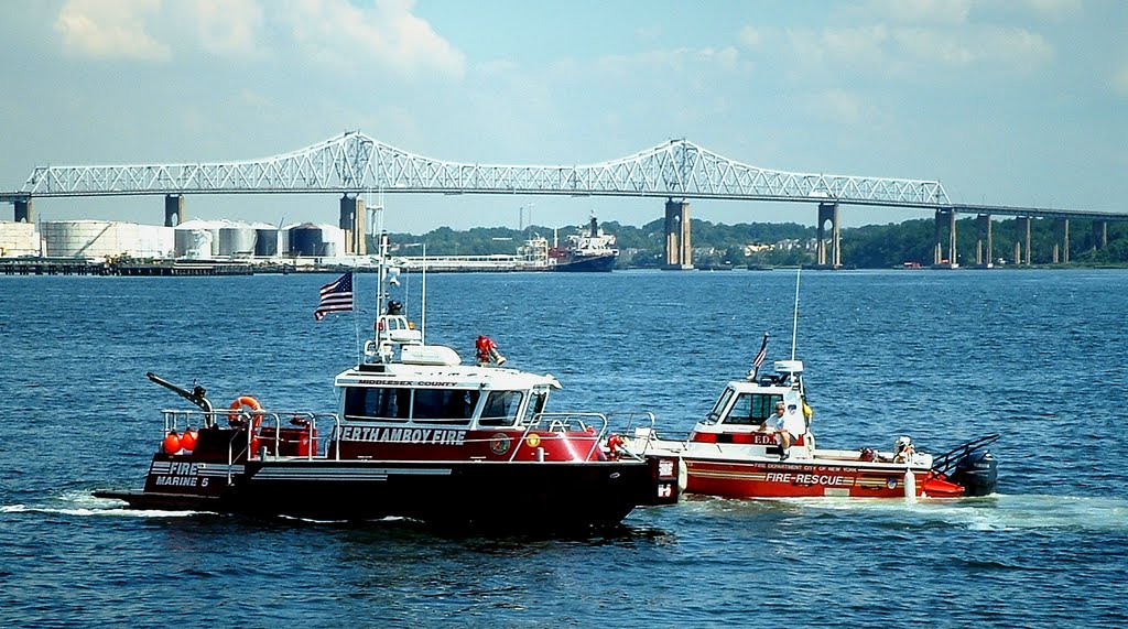 "Fire Boats" - Perth Amboy Marine 5 - FDNY Fire-Rescue MO-22 - Outerbridge Crossing - Arthur Kill - Perth Amboy, NJ - 9.14.2007, Перт-Амбой