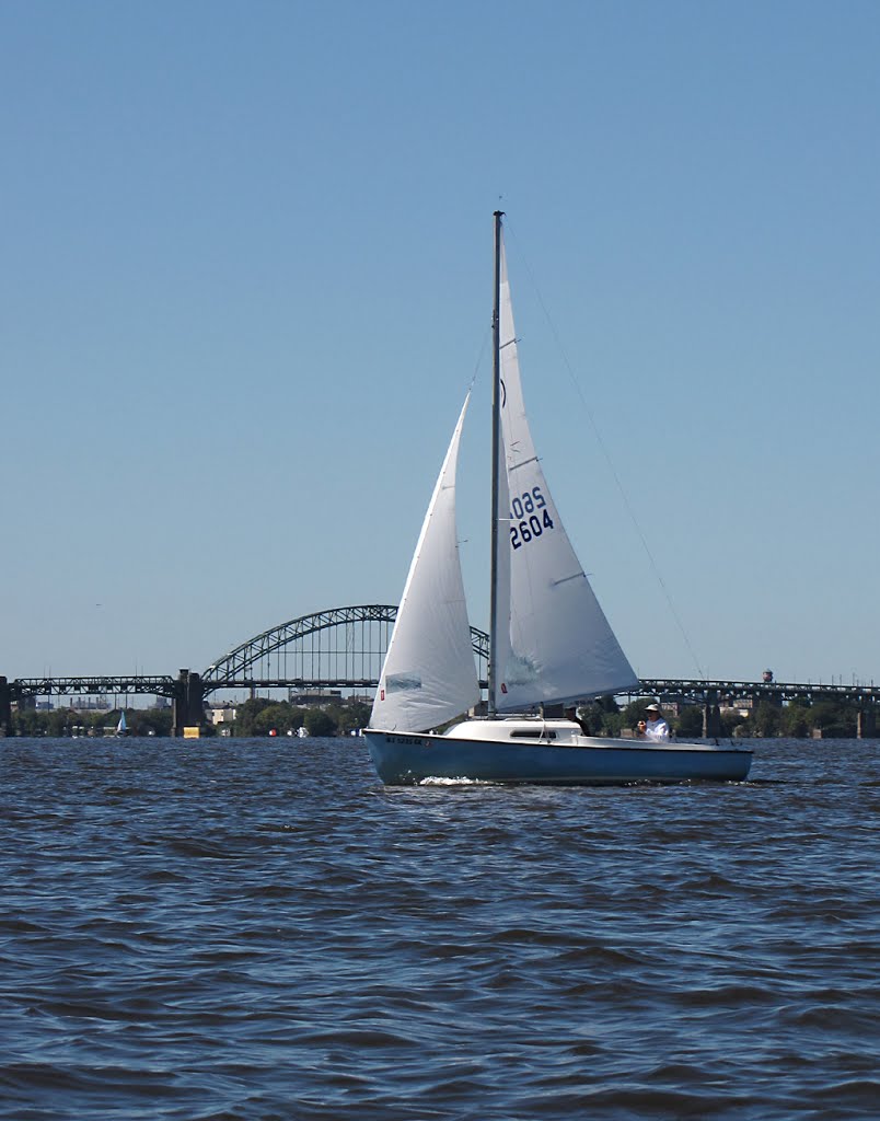 Mariner Sailboat on the Delaware River - Riverton, NJ, Ривертон