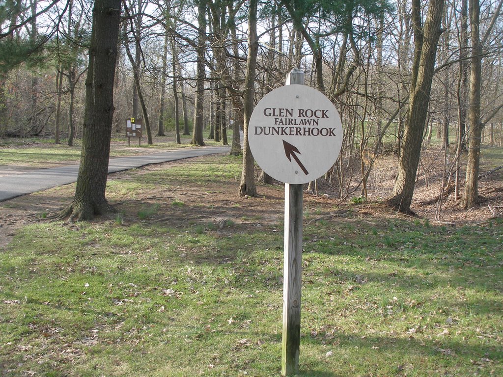 A sign at the beginning of the trail at Saddle River County Park, Риджвуд
