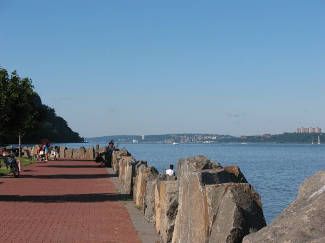Sidewalk near The Hudson River, Форт-Ли