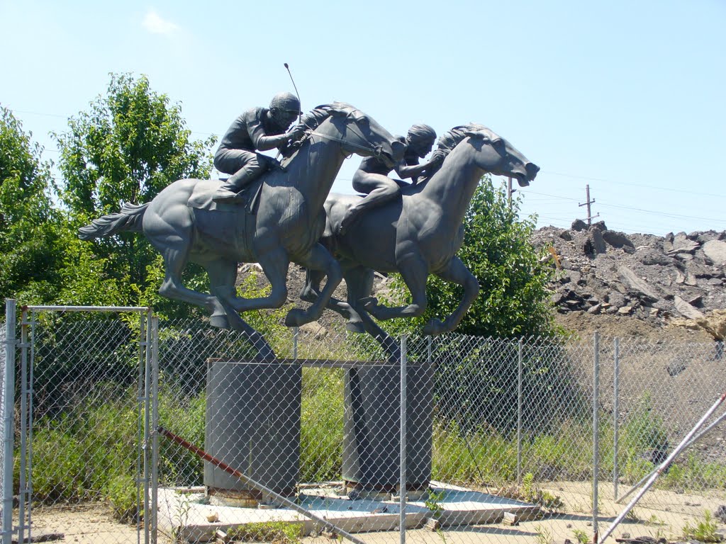 "Athletes of Race" by sculptor Thomas Schomberg, Хаддон