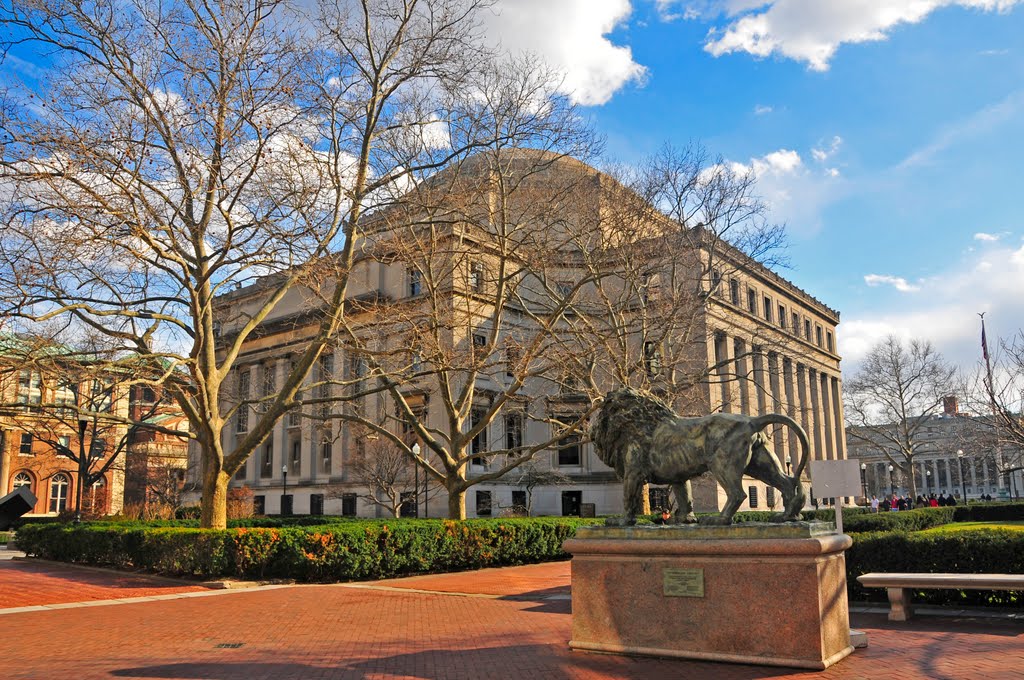 Low Memorial Library with Scholars Lion (by sculptor Greg Wyatt) in the foreground, Columbia University, New York, Эджуотер