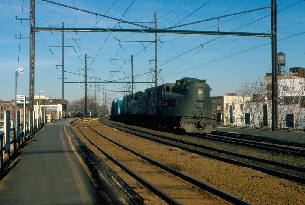 Southbound Conrail Mixed Freight Train with a pair of GG1s providing power at Elizabeth, NJ, Элизабет