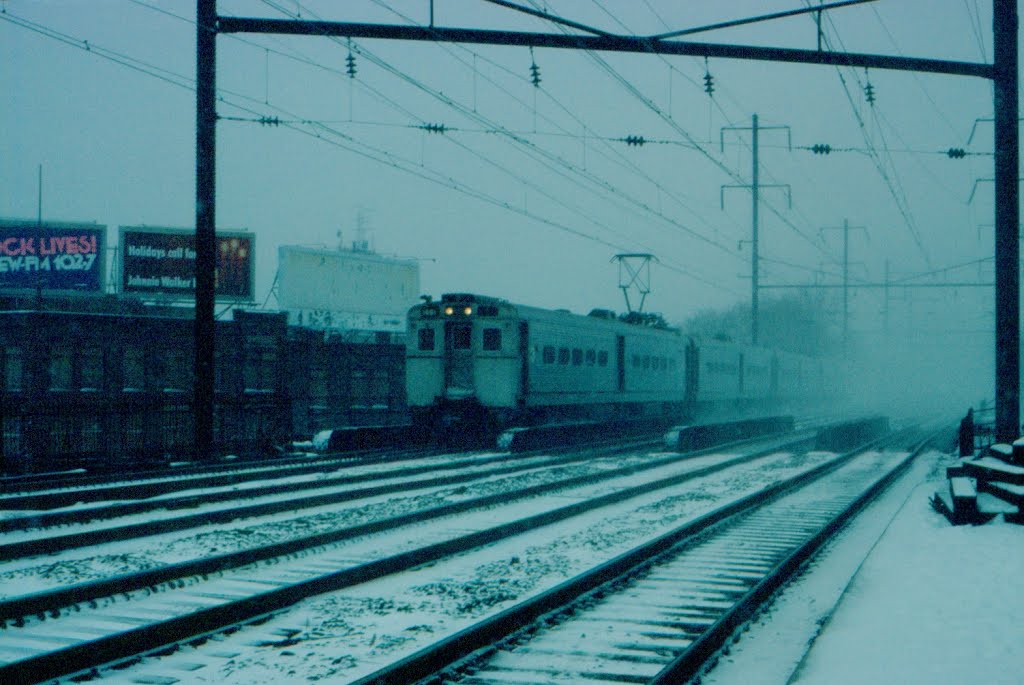 Southbound New Jersey Department of Transportation Commuter Train, with Arrow III MU Cab Control Car No. 1461 in the lead, approaches the Station at Elizabeth, NJ, Элизабет