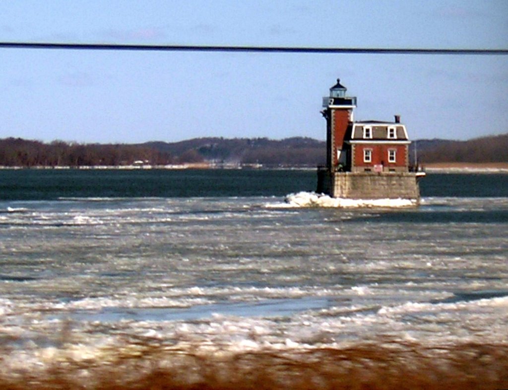 Hudson-Athens Lighthouse On The Hudson River, As Seen From Amtrak, 3-2-2009, Атенс