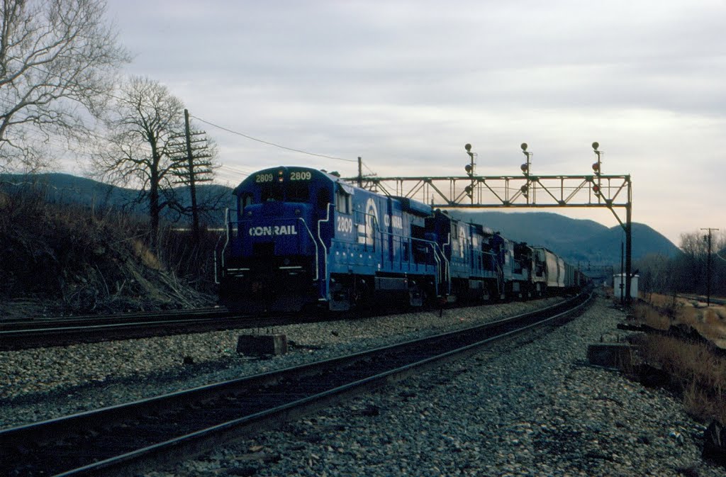 Northbound Conrail Freight Train "OPSE" with GE B23-7 No. 2809 in the lead at Beacon, NY, Бикон