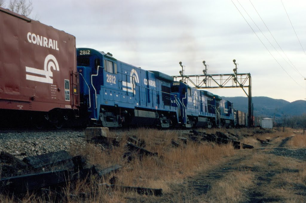 Southbound Conrail Freight Train "SELI" with three GE B23-7s providing power at Beacon, NY, Бикон