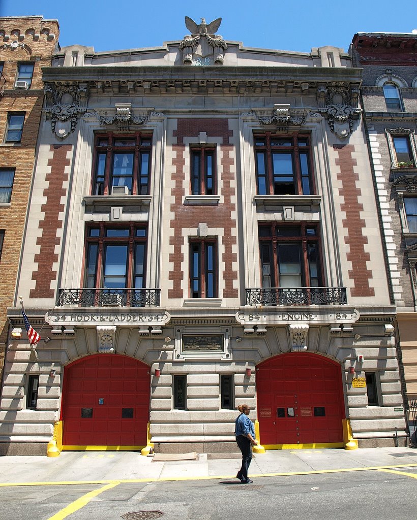 FDNY Firehouse Engine 84 & Ladder 34, Washington Heights, New York City, Бронкс