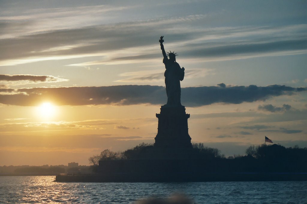 Statue Of Liberty Sunset - KMF, Вест-Хемпстид