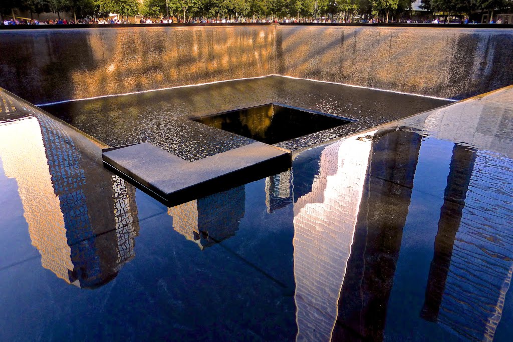 Reflection at the 9/11 Memorial, Вест-Хемпстид