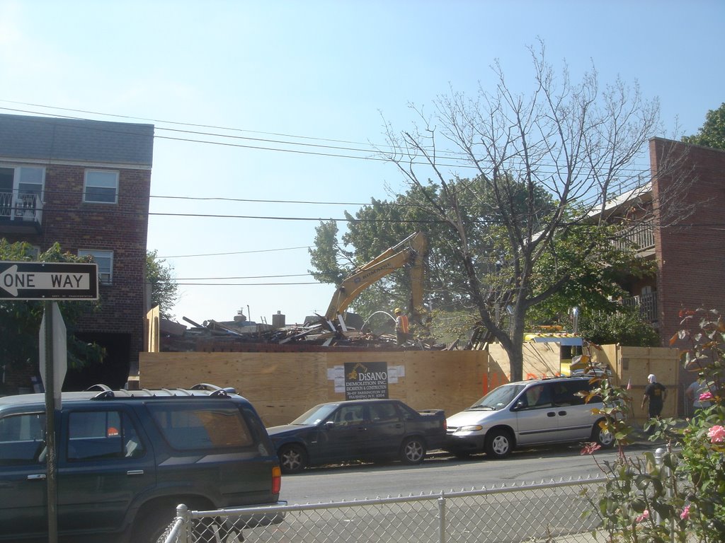 House being demolished on Newtown Rd between 47th and 46th Streets facing south, Вудсайд