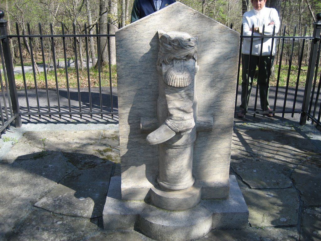 Benedict Arnold Monument, Saratoga, New York, Гейтс