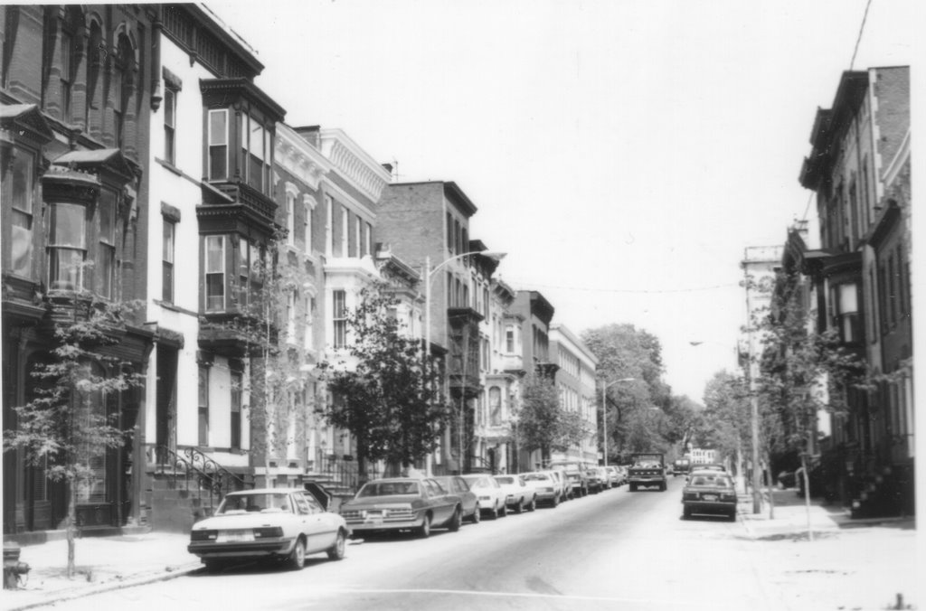 Street Scene - Troy, NY, May 1982, Грин-Айленд