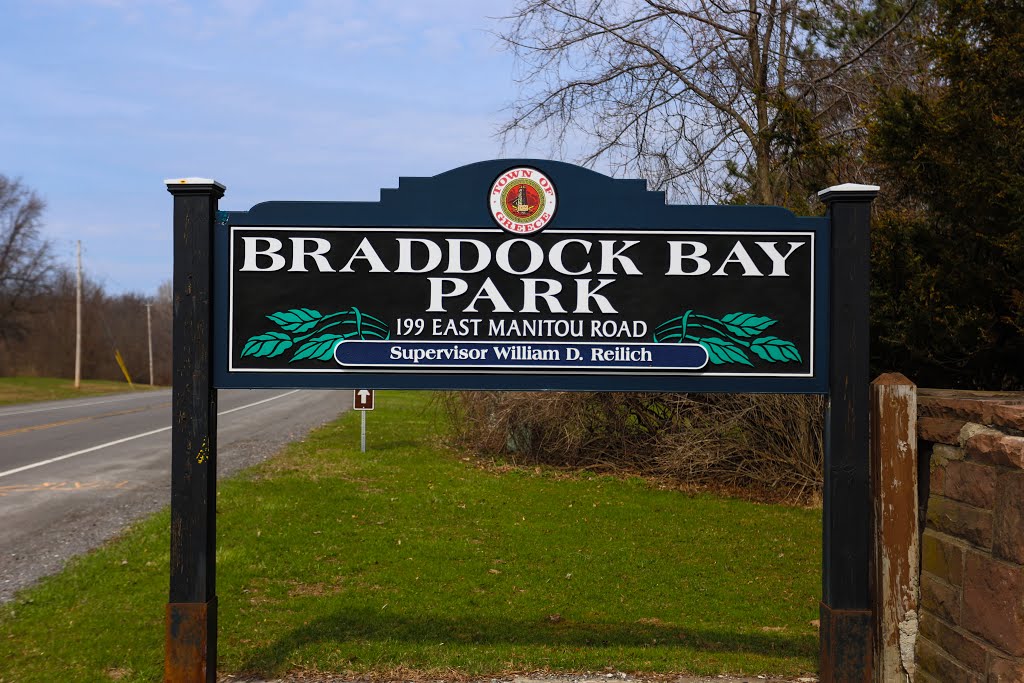 Braddock Bay Park sign, Грис