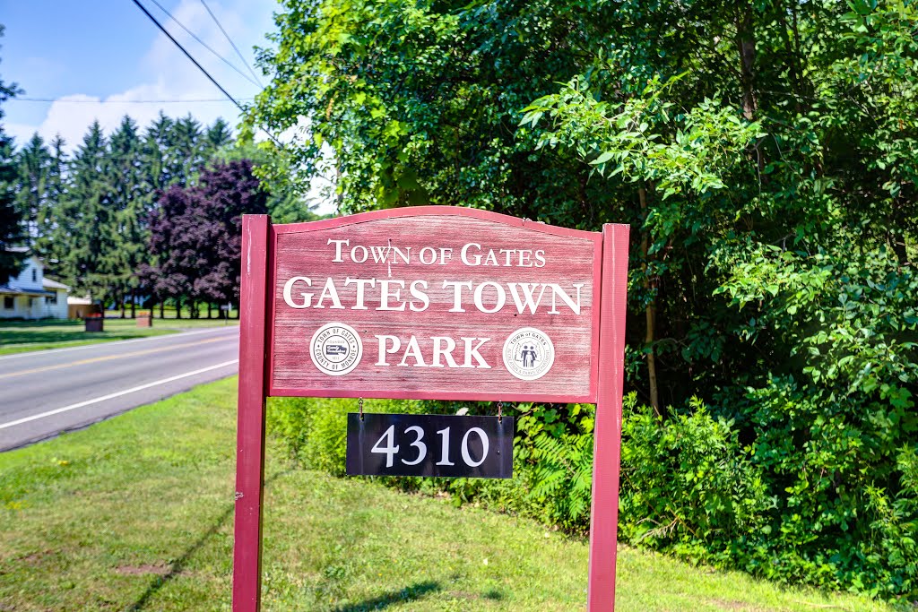 Gates Town Park - sign, Грис