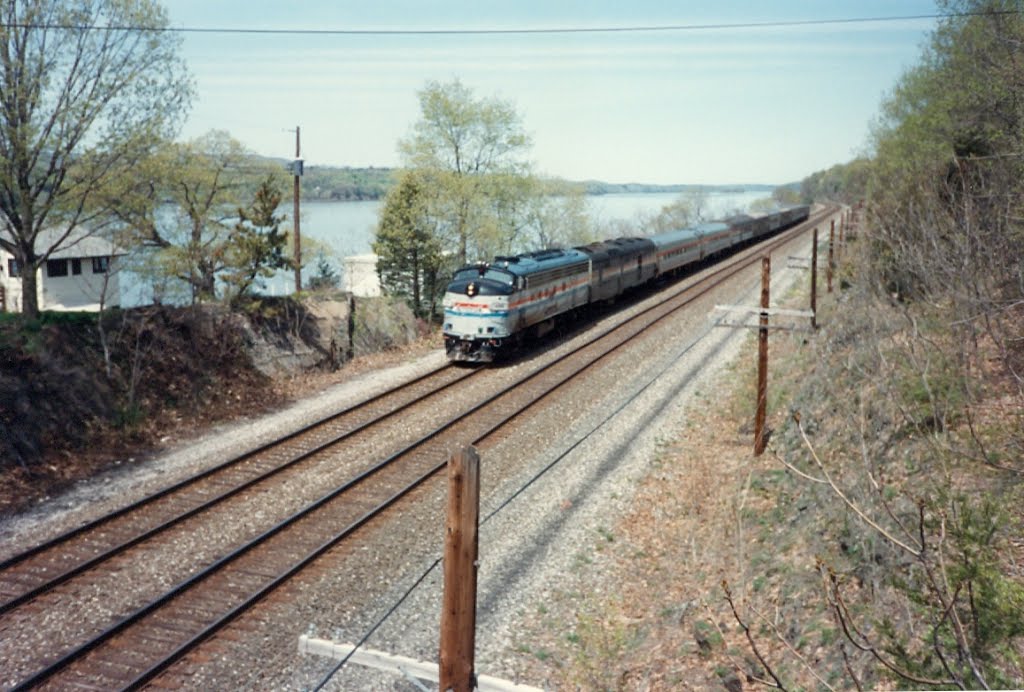 Southbound Amtrak Passenger Train at Hyde Park, NY, ДеВитт
